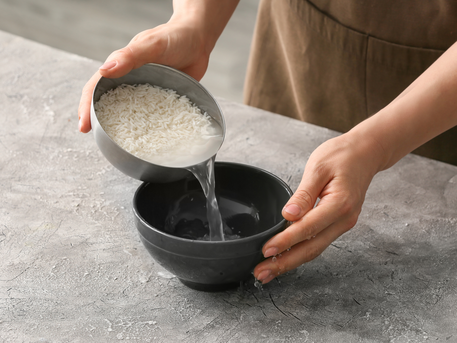 No tires el agua de cocción del arroz: el truco para dejar los cristales impecables