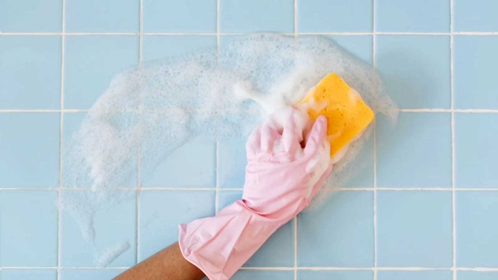 ¿Azulejos amarillentos en el baño? Esto es lo que debes verter para que queden como nuevos