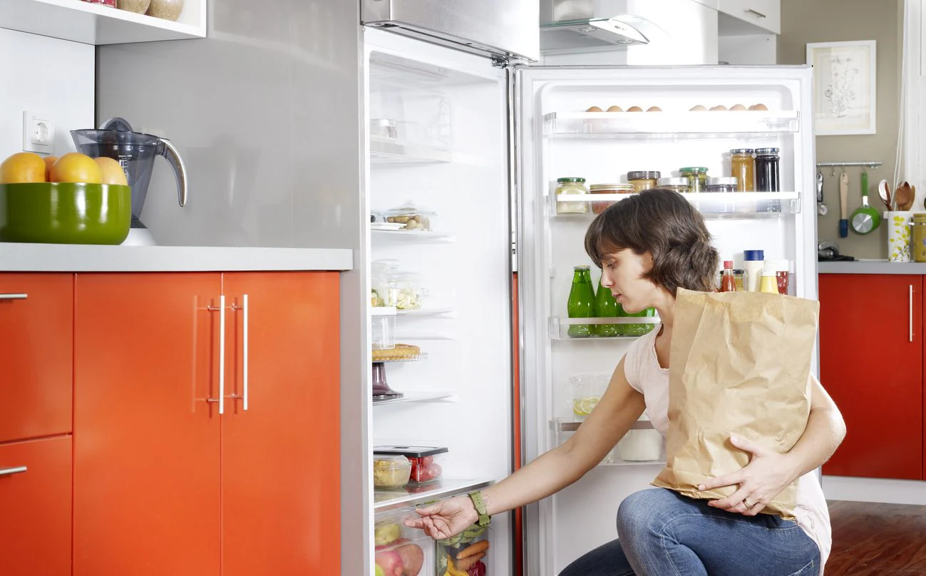 ¿Sabías dónde guardar la leche en el frigorífico? El lugar correcto que pocos conocen