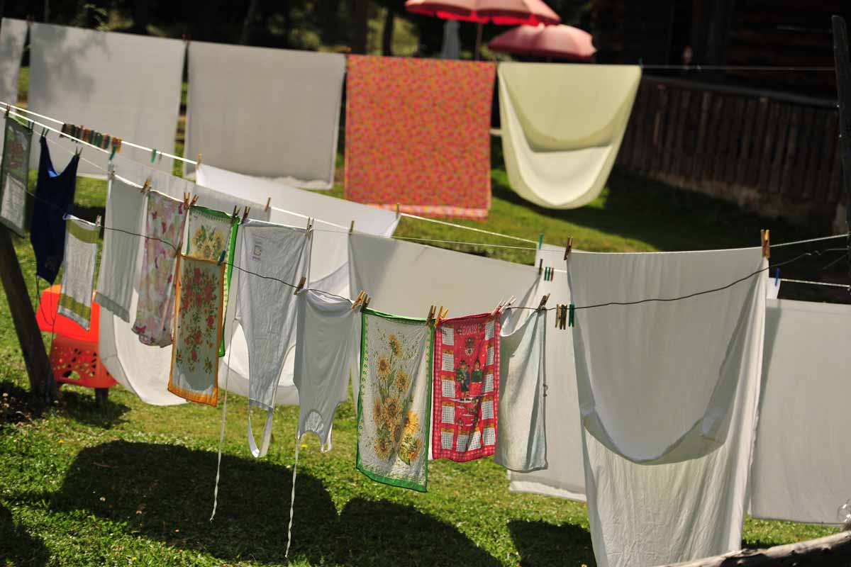 El secreto de las perchas: cómo tender camisas y camisetas sin arrugas